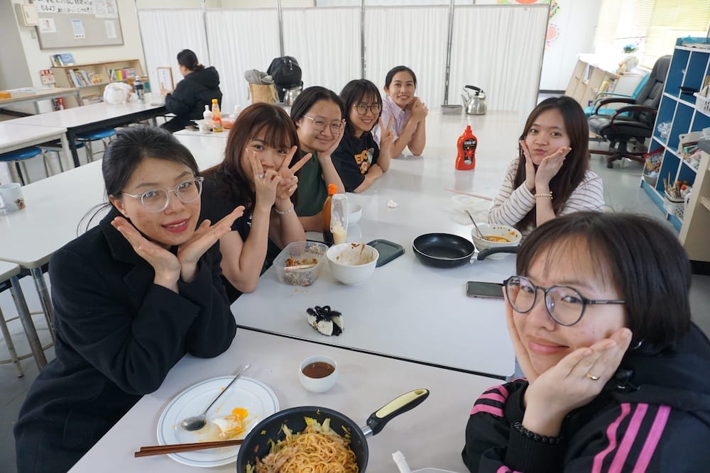 CUỘC SỐNG Ở KÝ TÚC XÁ